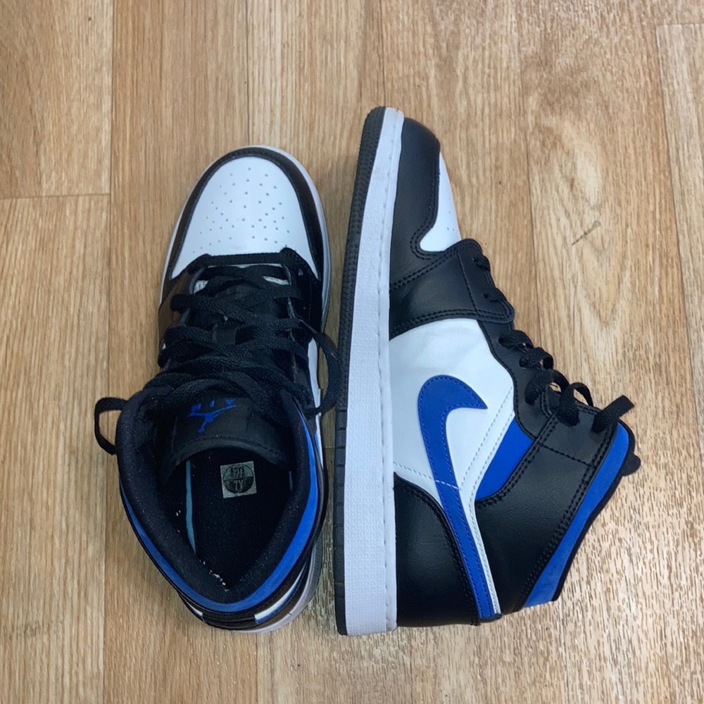 Racer blue Jordan 1 mids